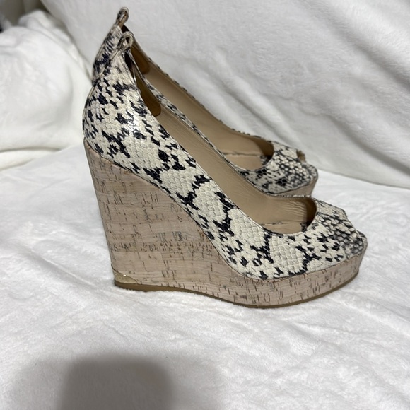 JIMMY CHOO Snakeskin Gray & Ivory Leather Peep Toe Cork Heels 7.5 (Sz 38) - Picture 4 of 17